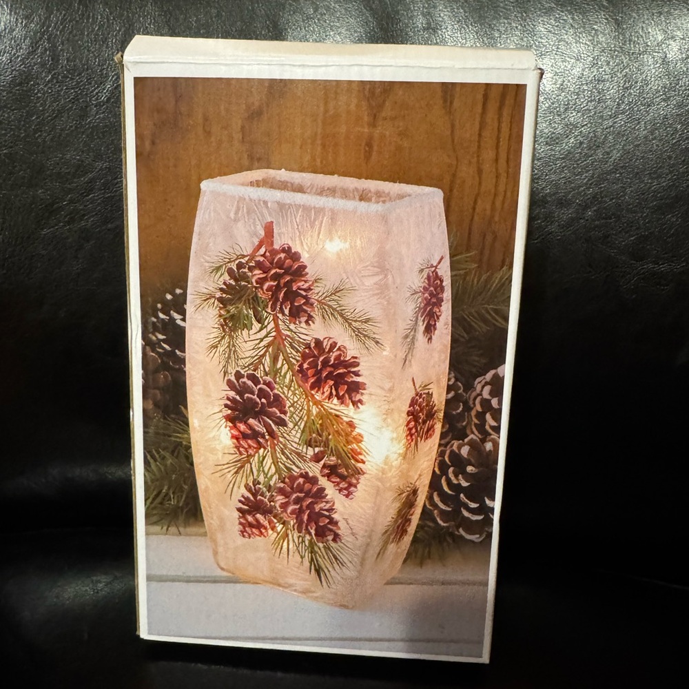 Stony Creek Country Pine Pre-Lit Small Glass Vase.